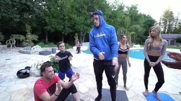 Le pantalon de jogging gris Maverick de Logan Paul dans sa video youtube "Hot Couples Yoga Challenge"