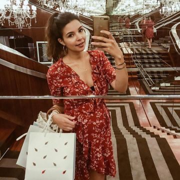 The red dress with flowers worn by Safia Vendome on his account Instagram