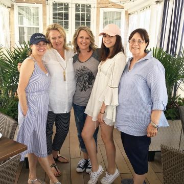 Zapatillas Blancas Converse Chuck Taylor All Star Ox usadas por Bailee Madison en su cuenta de Instagram