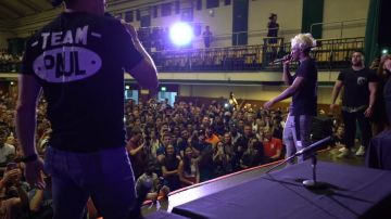 The t-shirt with the logo "Team Paul" in the video YouTube DEAR KSI, HERE'S WHY I WALKED OFF STAGE... Logan Paul