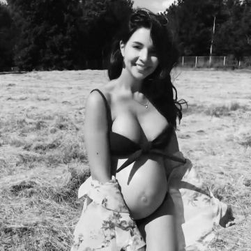 The swimsuit bottom of a view on the account Instagram of Safia Vendome