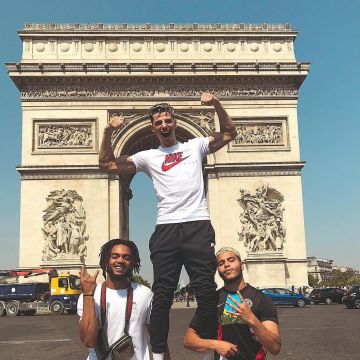 The Nike t-shirt "Archive" worn by Premium on his account Instagram