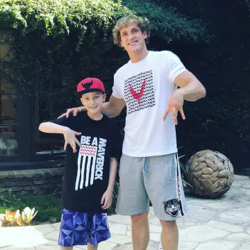 The t-shirt "Training" Maverick worn by Logan Paul on his account Instagram