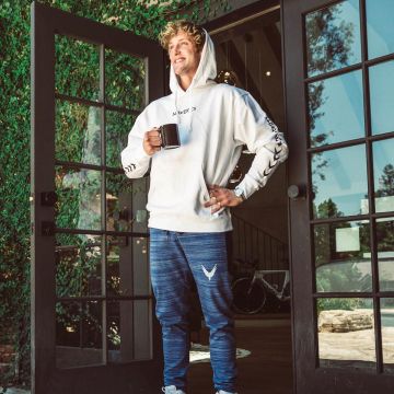 The sweatshirt hoody white Maverick Logan Paul on his account Instagram