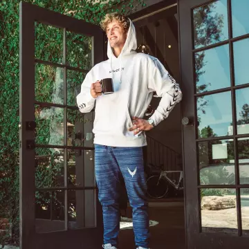 The sweatshirt hoody white Maverick Logan Paul on his account Instagram