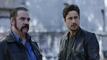 La veste en cuir noire portée par James Valdez (Peter Gadiot) dans la série Queen of the South (Saison 5 Épisode 6)