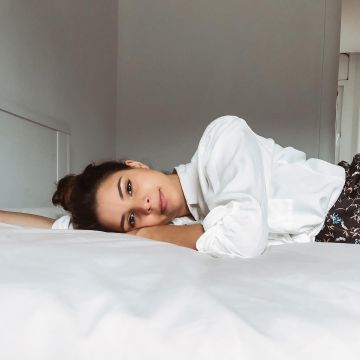 The white shirt worn by Safia Vendome on his account Instagram