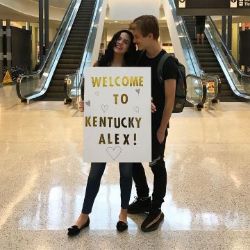 Sneakers black Adidas Yeezy Boost 350 V2 worn by Alex Lange on the account Instagram of Bailee Madison