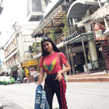 The pink t-shirt motif bird Maverick Logan Paul put a' girl's lambda on the account instagram, Logan Paul