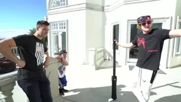 Le t-shirt noir Maverick "Fly Together" de Logan Paul sur youtube