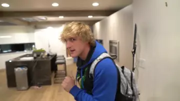 Le sweatshirt à capuche bleu Maverick Tropical de Logan Paul dans la vidéo YouTube "We broke into Borther Jake's new Mansion! **security alert**"