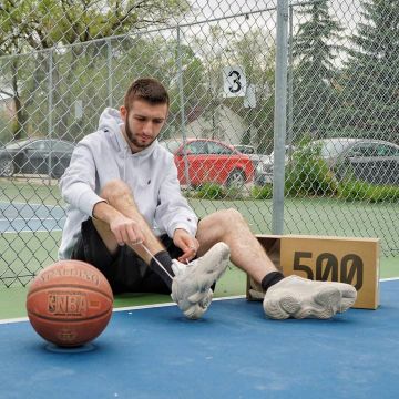 La sudadera con capucha blanca Champion que lleva el YouTuber Tom Stefaniuk en su cuenta de instagram