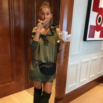 La robe sweat hoodie de Céline Dion sur son compte Instagram ( dispo en noir)