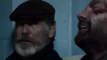 La casquette marron de Dimitri (Pierce Brosnan) dans Final Score