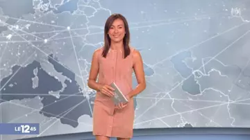 The dress in beige leather of Marie-Ange Casalta in The 12:45 to M6 of the 28/07/2018