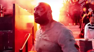 Le t-shirt henley porté par Michael Knox (Dave Bautista) dans Final Score