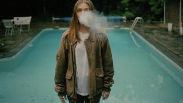 The brown leather jacket from Alyssa (Jessica Barden) in The End Of The F***ing World S01E03