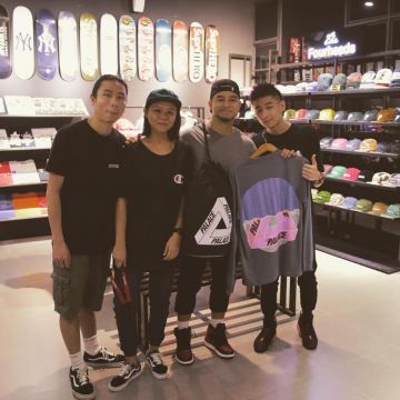 Le sac à main Palace noir que porte le youtubeur Richiele23 sur son compte instagram