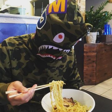 Le hoodie motif camouflage Bape Shark que porte le youtubeur Richiele23 sur son compte instagram