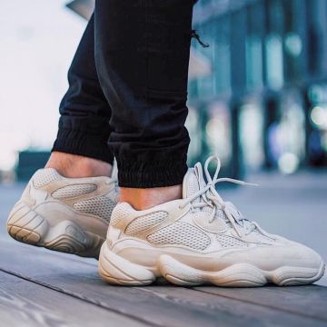 Las zapatillas blancas Adidas yeezy 500 desert rat of sostyle_off en Instagram