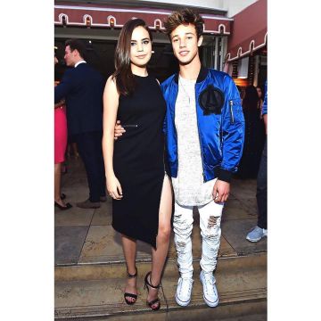 El par de Converse All Star Hi blancos usados por Shawn Mendes en la cuenta de Instagram de Bailee Madison