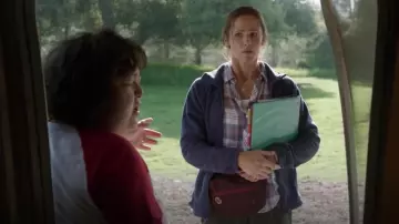 La chemise à carreaux rose et gris de Kathryn Siddell-Bauers (Jennifer Garner) dans Camping S01E01