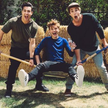 Sneakers white Adidas Superstar worn by Alex Lange on his account Instagram