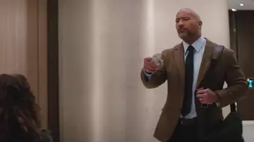 The suit jacket Will Sawyer (Dwayne Johnson) in Skyscraper