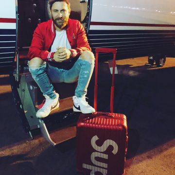 Rimowa Supreme suitcase red 45 The view on the account Instagram of David Guetta