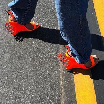 The high-heeled shoes Prada, worn by Kendall Jenner on his account Instagram