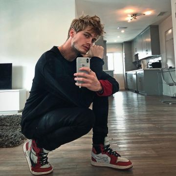 Iphone x Silver seen on the account Instagram of Neels Visser
