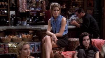 La veste en jeans sans manche portée par Rachel (Jennifer Aniston) dans la série Friends (S01E02)
