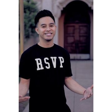 Le tee shirt noir RSVP que porte le youtubeur Richiele23 sur son compte instagram