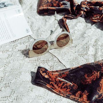 The swimsuit bottom of velvet on the account Instagram of Safia Vendome