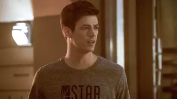 Le t-shirt gris Star Labs porté par Barry Allen (Grant Gustin) dans The Flash S04E15