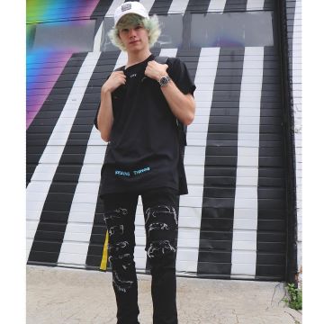 The tee black Off white 1991 that bears the youtubeur'connor TV on his account instagram