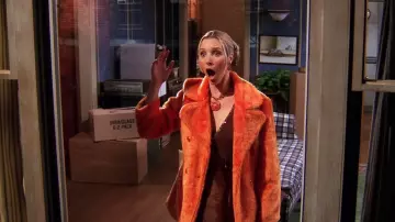 Le manteau de fourrure orange porté par Phoebe Buffay (Lisa Kudrow) dans Friends S05E14