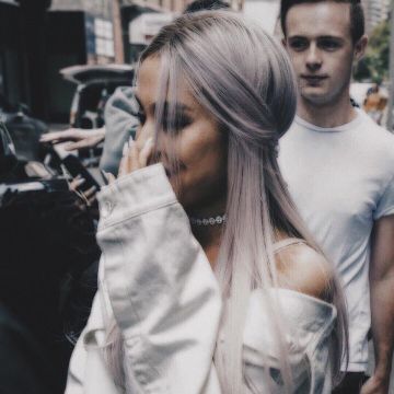 The collar choker worn by Ariana Grande (photo Instagram)