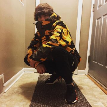 La chaqueta de camuflaje amarilla que lleva el YouTuber Connor TV en su cuenta de instagram