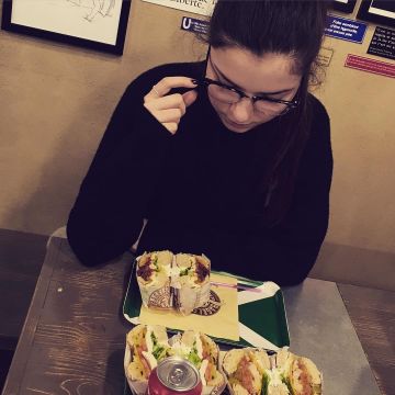 The glasses seen Ray-Ban worn by Clara Marz on his account Instagram