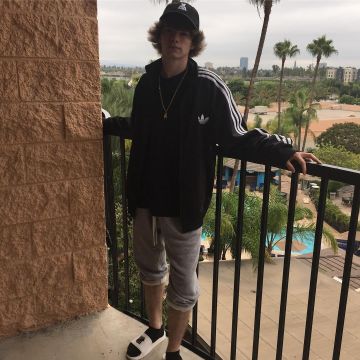 La chaqueta negra de adidas que lleva el YouTuber Connor TV en su cuenta de instagram