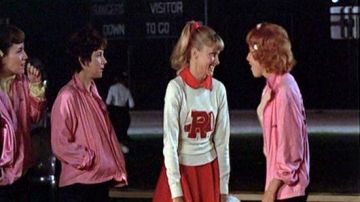 The wig style cheerleadeuse Sandy (Olivia Newton-John) in Grease