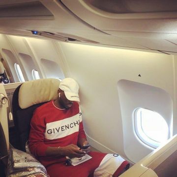 Le Bermuda brodé GIVENCHY rouge que porte le chanteur Dadju sur son compte instagram