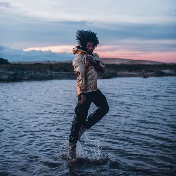 La veste coupe-vent dorée de Rilès sur son compte Instagram