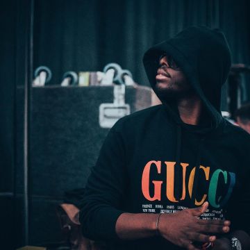 The sweatshirt in black and multi-colored GUCCI that carries the singer Dadju on his account instagram