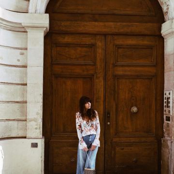 The blouse floral Majorelle on the account Instagram of Safia Vendome