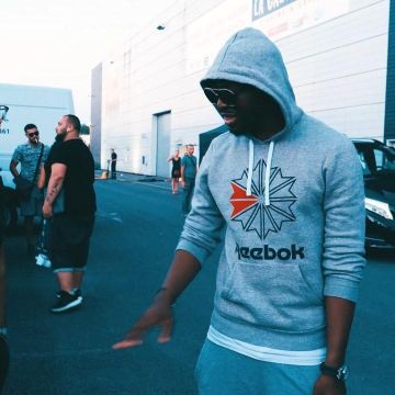 The grey sweatshirt Reebok that carries the singer Dadju on his account instagram