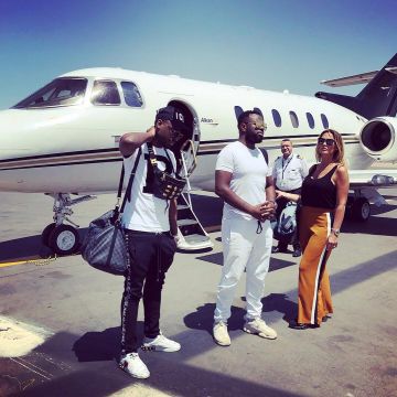 Sneakers yellow adidas Yeezy 500 Super Moon Yellow that door Maitre Gims on the publication's instagram of Dadju