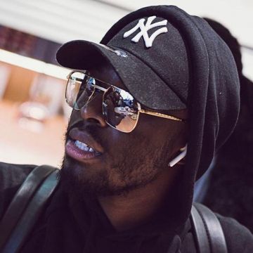 The cap new era NY black worn by the singer Dadju on his account instagram