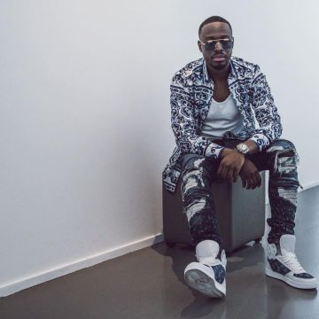Sneakers white LV Rivoli that brings the singer Dadju on his account instagram